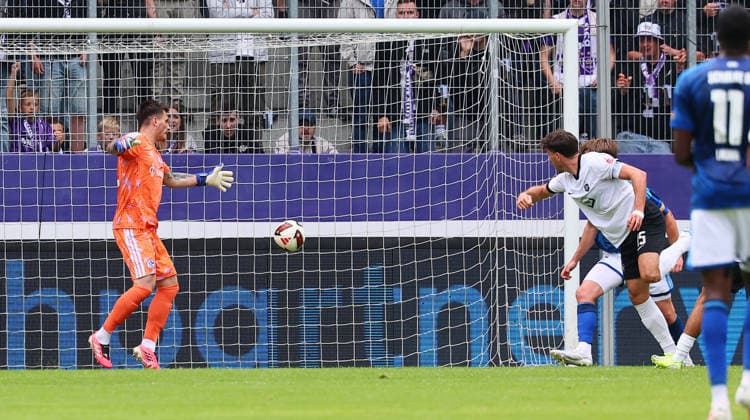 Erz.Aue - Schalke 04 Testspiel Aue, 19.07.2026, eins-Erzgebirgsstadion, Fussball, Testspiel , FC Erzgebirge Aue vs. FC Schalke 04 , Tor für Aue zum 1:4. Im Bild: Torschütze Marcel Bär Baer (re., Aue) trifft gegen Torwart Kevin Mller Mueller ( 22, Schalke) , *** Erz Aue vs. Schalke 04 Friendly Match in Aue, July 19, 2026, Erzgebirgsstadion, soccer, friendly match, FC Erzgebirge Aue vs. FC Schalke 04, goal for Aue to make it 1–4. Pictured: goal scorer Marcel Bär (right), Aue scores past goalkeeper Kevin Müller (22), Schalke, Picture Point