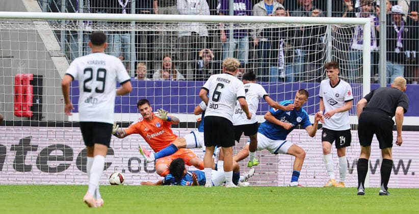 Erz.Aue - Schalke 04 Testspiel Aue, 19.07.2026, eins-Erzgebirgsstadion, Fussball, Testspiel , FC Erzgebirge Aue vs. FC Schalke 04 , Tor für Aue zum 2:4. Im Bild: Torschütze Chadi Ramadan (mi., 17, Aue) trifft gegen Torwart Kevin Mller Mueller ( 22, Schalke) , *** Erz Aue vs. Schalke 04 Friendly Match in Aue, July 19, 2026, Erzgebirgsstadion, soccer, friendly match, FC Erzgebirge Aue vs. FC Schalke 04, goal for Aue to make it 2–4. Pictured: goal scorer Chadi Ramadan, 17, as Aue scores past Schalke goalkeeper Kevin Müller, 22, Picture Point