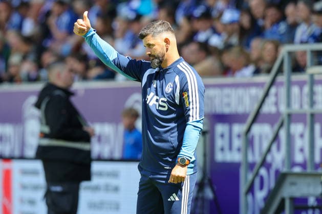 19.07.2026, xtgx, Fussball - Testspiel Erzgebirge Aue - FC Schalke 04 v.l. Miron Muslic (Schalke, Trainer) gibt Anweisungen, gestikuliert mit den Armen, gesticulate, gives instructions (DFL DFB REGULATIONS PROHIBIT ANY USE OF PHOTOGRAPHS as IMAGE SEQUENCES and or QUASI-VIDEO) Aue *** July 19, 2026, xtgx, Soccer Friendly: Erzgebirge Aue vs. FC Schalke 04, featuring Miron Muslic (Schalke), Coach gives instructions, gesticulates with his arms, gesticulate, gives instructions DFL DFB REGULATIONS PROHIBIT ANY USE OF PHOTOGRAPHS as IMAGE SEQUENCES and or QUASI-VIDEO Aue