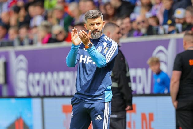 19.07.2026, xtgx, Fussball - Testspiel Erzgebirge Aue - FC Schalke 04 v.l. Miron Muslic (Schalke, Trainer) gibt Anweisungen, gestikuliert mit den Armen, gesticulate, gives instructions (DFL DFB REGULATIONS PROHIBIT ANY USE OF PHOTOGRAPHS as IMAGE SEQUENCES and or QUASI-VIDEO) Aue *** July 19, 2026, xtgx, Soccer Friendly: Erzgebirge Aue vs. FC Schalke 04, featuring Miron Muslic (Schalke), Coach gives instructions, gesticulates with his arms, gesticulate, gives instructions DFL DFB REGULATIONS PROHIBIT ANY USE OF PHOTOGRAPHS as IMAGE SEQUENCES and or QUASI-VIDEO Aue