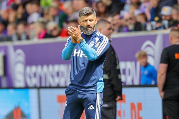 19.07.2026, xtgx, Fussball - Testspiel Erzgebirge Aue - FC Schalke 04 v.l. Miron Muslic (Schalke, Trainer) gibt Anweisungen, gestikuliert mit den Armen, gesticulate, gives instructions (DFL DFB REGULATIONS PROHIBIT ANY USE OF PHOTOGRAPHS as IMAGE SEQUENCES and or QUASI-VIDEO) Aue *** July 19, 2026, xtgx, Soccer Friendly: Erzgebirge Aue vs. FC Schalke 04, featuring Miron Muslic (Schalke), Coach gives instructions, gesticulates with his arms, gesticulate, gives instructions DFL DFB REGULATIONS PROHIBIT ANY USE OF PHOTOGRAPHS as IMAGE SEQUENCES and or QUASI-VIDEO Aue