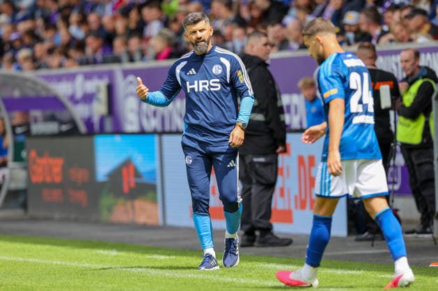19.07.2026, xtgx, Fussball - Testspiel Erzgebirge Aue - FC Schalke 04 v.l. Miron Muslic (Schalke, Trainer) gibt Anweisungen, gestikuliert mit den Armen, gesticulate, gives instructions (DFL DFB REGULATIONS PROHIBIT ANY USE OF PHOTOGRAPHS as IMAGE SEQUENCES and or QUASI-VIDEO) Aue *** July 19, 2026, xtgx, Soccer Friendly: Erzgebirge Aue vs. FC Schalke 04, featuring Miron Muslic (Schalke), Coach gives instructions, gesticulates with his arms, gesticulate, gives instructions DFL DFB REGULATIONS PROHIBIT ANY USE OF PHOTOGRAPHS as IMAGE SEQUENCES and or QUASI-VIDEO Aue