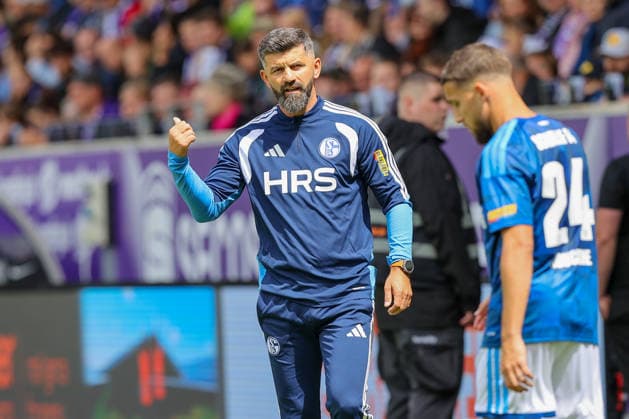19.07.2026, xtgx, Fussball - Testspiel Erzgebirge Aue - FC Schalke 04 v.l. Miron Muslic (Schalke, Trainer) gibt Anweisungen, gestikuliert mit den Armen, gesticulate, gives instructions (DFL DFB REGULATIONS PROHIBIT ANY USE OF PHOTOGRAPHS as IMAGE SEQUENCES and or QUASI-VIDEO) Aue *** July 19, 2026, xtgx, Soccer Friendly: Erzgebirge Aue vs. FC Schalke 04, featuring Miron Muslic (Schalke), Coach gives instructions, gesticulates with his arms, gesticulate, gives instructions DFL DFB REGULATIONS PROHIBIT ANY USE OF PHOTOGRAPHS as IMAGE SEQUENCES and or QUASI-VIDEO Aue