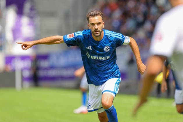 19.07.2026, xtgx, Fussball - Testspiel Erzgebirge Aue - FC Schalke 04 v.l. Kenan Karaman (Schalke, 19) gibt Anweisungen, gestikuliert mit den Armen, gesticulate, gives instructions (DFL DFB REGULATIONS PROHIBIT ANY USE OF PHOTOGRAPHS as IMAGE SEQUENCES and or QUASI-VIDEO) Aue *** July 19, 2026, xtgx, Soccer Friendly Match: Erzgebirge Aue vs. FC Schalke 04, featuring Kenan Karaman of Schalke, 19 gives instructions, gesticulates with his arms, gesticulate, gives instructions DFL DFB REGULATIONS PROHIBIT ANY USE OF PHOTOGRAPHS as IMAGE SEQUENCES and or QUASI-VIDEO Aue