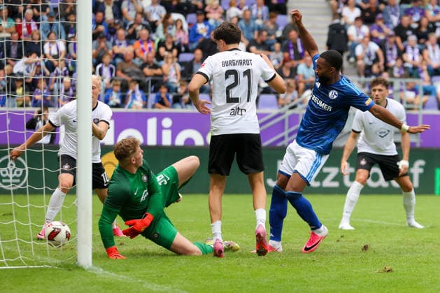19.07.2026, xtgx, Fussball - Testspiel Erzgebirge Aue - FC Schalke 04 v.l. Tor zum 0:2 durch Moussa Sylla (Schalke, 9) (DFL DFB REGULATIONS PROHIBIT ANY USE OF PHOTOGRAPHS as IMAGE SEQUENCES and or QUASI-VIDEO) Aue *** July 19, 2026, xtgx, Soccer Friendly Match: Erzgebirge Aue vs. FC Schalke 04 – Goal to make it 0–2 by Moussa Sylla (Schalke), 9 DFL DFB REGULATIONS PROHIBIT ANY USE OF PHOTOGRAPHS AS IMAGE SEQUENCES AND OR QUASI-VIDEO Aue