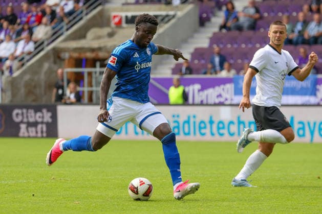 19.07.2026, xtgx, Fussball - Testspiel Erzgebirge Aue - FC Schalke 04 v.l. Junior Adamu (Schalke, 20) verschiesst Elfmeter (DFL DFB REGULATIONS PROHIBIT ANY USE OF PHOTOGRAPHS as IMAGE SEQUENCES and or QUASI-VIDEO) Aue *** July 19, 2026, xtgx, Soccer Friendly Match: Erzgebirge Aue vs. FC Schalke 04, featuring Junior Adamu of Schalke, 20 misses a penalty kick. DFL and DFB regulations prohibit any use of photographs as image sequences and or quasi-video. Aue