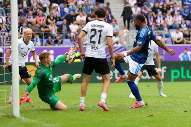 19.07.2026, xtgx, Fussball - Testspiel Erzgebirge Aue - FC Schalke 04 v.l. Tor zum 0:2 durch Moussa Sylla (Schalke, 9) (DFL DFB REGULATIONS PROHIBIT ANY USE OF PHOTOGRAPHS as IMAGE SEQUENCES and or QUASI-VIDEO) Aue *** July 19, 2026, xtgx, Soccer Friendly Match: Erzgebirge Aue vs. FC Schalke 04 – Goal to make it 0–2 by Moussa Sylla (Schalke), 9 DFL DFB REGULATIONS PROHIBIT ANY USE OF PHOTOGRAPHS AS IMAGE SEQUENCES AND OR QUASI-VIDEO Aue