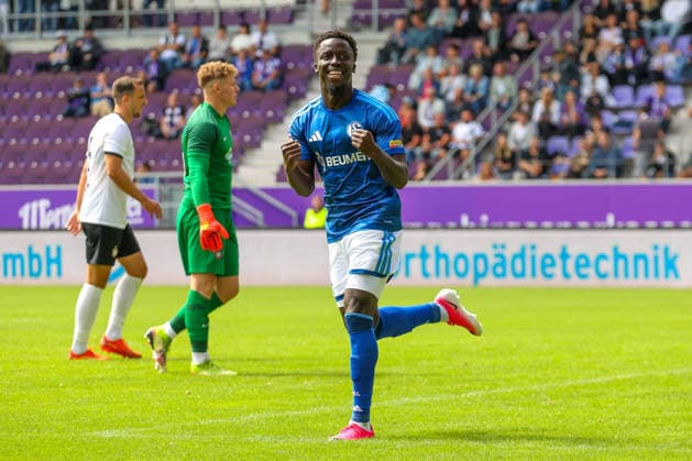 19.07.2026, xtgx, Fussball - Testspiel Erzgebirge Aue - FC Schalke 04 v.l. Christian Gomis (Schalke, 7) Jubel, Torjubel, jubelt ueber das Tor, celebrate the goal, celebration (DFL DFB REGULATIONS PROHIBIT ANY USE OF PHOTOGRAPHS as IMAGE SEQUENCES and or QUASI-VIDEO) Aue *** July 19, 2026, xtgx, Soccer Friendly: Erzgebirge Aue vs. FC Schalke 04, featuring Christian Gomis of Schalke, 7 celebrations, Goal celebration, celebrating the goal, DFL and DFB regulations prohibit any use of photographs as image sequences and or quasi-video. Aue