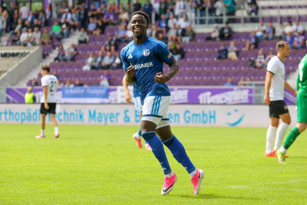 19.07.2026, xtgx, Fussball - Testspiel Erzgebirge Aue - FC Schalke 04 v.l. Christian Gomis (Schalke, 7) Jubel, Torjubel, jubelt ueber das Tor, celebrate the goal, celebration (DFL DFB REGULATIONS PROHIBIT ANY USE OF PHOTOGRAPHS as IMAGE SEQUENCES and or QUASI-VIDEO) Aue *** July 19, 2026, xtgx, Soccer Friendly: Erzgebirge Aue vs. FC Schalke 04, featuring Christian Gomis of Schalke, 7 celebrations, Goal celebration, celebrating the goal, DFL and DFB regulations prohibit any use of photographs as image sequences and or quasi-video. Aue
