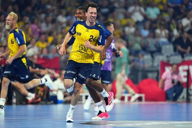 Patrick Groetzki ( 24; Rhein Neckar Löwen) läuft jubelnd über das Spielfeld der SAP Arena in Mannheim, Mads Mensah Larsen direkt hinter ihm. Links im Bild ist ein weiterer Spieler der Rhein Neckar Löwen mit der Nummer 6 zu sehen. Patrick Groetzki ( 24; Rhein Neckar Löwen) jubelt mit Mads Mensah Larsen *** Patrick Groetzki, No. 24 of the Rhein Neckar Löwen, runs jubilantly across the court at the SAP Arena in Mannheim, Mads Mensah Larsen is right behind him; on the left side of the picture, another Rhein Neckar Löwen player wearing number 6 can be seen. Patrick Groetzki, number 24 of the Rhein Neckar Löwen, celebrates with Mads Mensah Larsen. Copyright: xspeedshotx xLukasxTrunkx