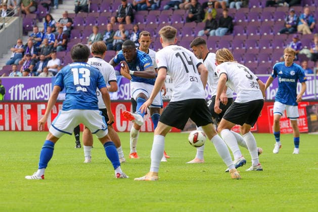 19.07.2026, xtgx, Fussball - Testspiel Erzgebirge Aue - FC Schalke 04 v.l. Bryan Lasme (Schalke, 11) Torschuss, schiesst den Ball aufs Tor, Schuss (DFL DFB REGULATIONS PROHIBIT ANY USE OF PHOTOGRAPHS as IMAGE SEQUENCES and or QUASI-VIDEO) Aue *** July 19, 2026, xtgx, Soccer Friendly: Erzgebirge Aue vs. FC Schalke 04 – Bryan Lasme (Schalke), 11th shot on goal, shoots the ball toward the goal, Shot DFL DFB REGULATIONS PROHIBIT ANY USE OF PHOTOGRAPHS as IMAGE SEQUENCES and or QUASI-VIDEO Aue