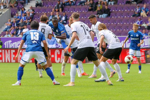 19.07.2026, xtgx, Fussball - Testspiel Erzgebirge Aue - FC Schalke 04 v.l. Bryan Lasme (Schalke, 11) Torschuss, schiesst den Ball aufs Tor, Schuss (DFL DFB REGULATIONS PROHIBIT ANY USE OF PHOTOGRAPHS as IMAGE SEQUENCES and or QUASI-VIDEO) Aue *** July 19, 2026, xtgx, Soccer Friendly: Erzgebirge Aue vs. FC Schalke 04 – Bryan Lasme (Schalke), 11th shot on goal, shoots the ball toward the goal, Shot DFL DFB REGULATIONS PROHIBIT ANY USE OF PHOTOGRAPHS as IMAGE SEQUENCES and or QUASI-VIDEO Aue
