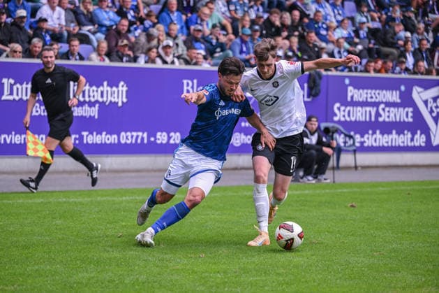 19.07.2026, Fussball, , Saison 2025 2026, Testspiel, FC Erzgebirge Aue - FC Schalke 04, Adrian Gantenbein (FC Schalke 04), Paul Levi Wagner (FC Erzgebirge Aue) xRHR-FOTO YYx *** July 19, 2026, Soccer, , 2025–2026 Season, Friendly Match, FC Erzgebirge Aue vs. FC Schalke 04, Adrian Gantenbein (FC Schalke 04), Paul Levi Wagner (FC Erzgebirge Aue) xRHR PHOTO YYx Copyright: KROEGER RHR-FOTOx RHR-FOTO YY