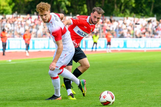 im Bild v.l.: Lazar Jovanovic ( 45, VFB Stuttgart), Silas Bader ( 07, TSG Balingen), Zweikampf, Action, Kampf, kaempft um den Ball, GER, Balingen Fussball, Testspiel, TSG Balingen vs VfB Stuttgart 19.07.2026, DFB DFL REGULATIONS PROHIBIT ANY USE OF PHOTOGRAPHS AS IMAGE SEQUENCES AND OR QUASI-VIDEO, *** In the photo, from left: Lazar Jovanovic 45, VFB Stuttgart; Silas Bader 07, TSG Balingen; tackle, action, battle, fighting for the ball, GER, Balingen Soccer, Friendly Match, TSG Balingen vs. VfB Stuttgart, July 19, 2026, DFB and DFL regulations prohibit any use of photographs as image sequences and or quasi-video, Copyright: HMBxMedia UwexKoch