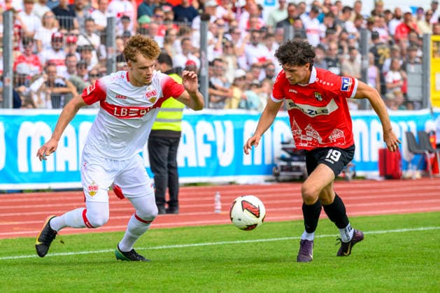 im Bild v.l.: Lazar Jovanovic ( 45, VFB Stuttgart), Noel Feher ( 19, TSG Balingen), Zweikampf, Action, Kampf, kaempft um den Ball, GER, Balingen Fussball, Testspiel, TSG Balingen vs VfB Stuttgart 19.07.2026, DFB DFL REGULATIONS PROHIBIT ANY USE OF PHOTOGRAPHS AS IMAGE SEQUENCES AND OR QUASI-VIDEO, *** In the photo, from left: Lazar Jovanovic 45, VFB Stuttgart; Noel Feher 19, TSG Balingen; tackle, action, battle, fighting for the ball, GER, Balingen Soccer, Friendly Match, TSG Balingen vs. VfB Stuttgart, July 19, 2026, DFB and DFL regulations prohibit any use of photographs as image sequences and or quasi-video, Copyright: HMBxMedia UwexKoch