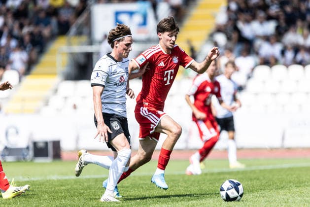SSV Ulm 1846 Fußball vs FC Bayern München II, Fussball, Freundschaftsspiel, Saisoneröffnung SSV Ulm 1846 Fußball, Donaustadion Ulm 19.07.26 v.l. Oliver Wähling (SSV Ulm 1846 Fußball, 10), Roko Mijatovic (FC Bayern München II, 05) SSV Ulm 1846 Fußball vs FC Bayern München II, Fussball, Freundschaftsspiel, Saisoneröffnung SSV Ulm 1846 Fußball, Donaustadion Ulm 19.07.26 Foto: Lucca Fundel Ulm Donaustadion Baden-Württemberg Deutschland *** SSV Ulm 1846 Soccer vs. FC Bayern Munich II, Soccer, Friendly Match, SSV Ulm 1846 Soccer Season Opener, Donaustadion Ulm, July 26, 19, photo by Oliver Wähling, SSV Ulm 1846 Soccer, 10, Roko Mijatovic, FC Bayern Munich II, 05 SSV Ulm 1846 Soccer vs. FC Bayern Munich II, Soccer, Friendly Match, Season Opener for SSV Ulm 1846 Soccer, Donaustadion Ulm, July 26, 2019; Photo by Lucca Fundel; Ulm, Donaustadion, Baden-Württemberg, Germany