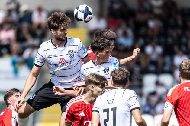 Sport Bilder des Tages SSV Ulm 1846 Fußball vs FC Bayern München II, Fussball, Freundschaftsspiel, Saisoneröffnung SSV Ulm 1846 Fußball, Donaustadion Ulm 19.07.26 Kopfball Daniel Hülsenbusch (SSV Ulm 1846 Fußball, 04) SSV Ulm 1846 Fußball vs FC Bayern München II, Fussball, Freundschaftsspiel, Saisoneröffnung SSV Ulm 1846 Fußball, Donaustadion Ulm 19.07.26 Foto: Lucca Fundel Ulm Donaustadion Baden-Württemberg Deutschland *** SSV Ulm 1846 Soccer vs. FC Bayern Munich II, Soccer, Friendly Match, SSV Ulm 1846 Soccer Season Opener, Donaustadion Ulm, July 26, 19, header by Daniel Hülsenbusch, SSV Ulm 1846 Soccer, 04 SSV Ulm 1846 Soccer vs. FC Bayern Munich II, Soccer, Friendly Match, Season Opener for SSV Ulm 1846 Soccer, Donaustadion Ulm, July 26, 2019, Photo by Lucca Fundel, Ulm Donaustadion, Baden-Württemberg, Germany
