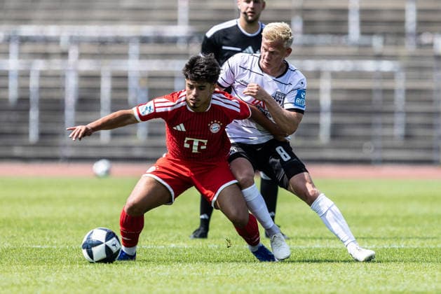 SSV Ulm 1846 Fußball vs FC Bayern München II, Fussball, Freundschaftsspiel, Saisoneröffnung SSV Ulm 1846 Fußball, Donaustadion Ulm 19.07.26 v.l. Maycon Cardozo (FC Bayern München II, 20), Per Lockl (SSV Ulm 1846 Fußball, 08) SSV Ulm 1846 Fußball vs FC Bayern München II, Fussball, Freundschaftsspiel, Saisoneröffnung SSV Ulm 1846 Fußball, Donaustadion Ulm 19.07.26 Foto: Lucca Fundel Ulm Donaustadion Baden-Württemberg Deutschland *** SSV Ulm 1846 Soccer vs. FC Bayern Munich II, Soccer, Friendly Match, SSV Ulm 1846 Soccer Season Opener, Donaustadion Ulm, July 26, 19, vs. Maycon Cardozo, FC Bayern Munich II, 20, Per Lockl, SSV Ulm 1846 Soccer, 08 SSV Ulm 1846 Soccer vs. FC Bayern Munich II, Soccer, Friendly Match, Season Opener for SSV Ulm 1846 Soccer, Donaustadion Ulm, July 26, 2019, Photo by Lucca Fundel, Ulm, Donaustadion, Baden-Württemberg, Germany