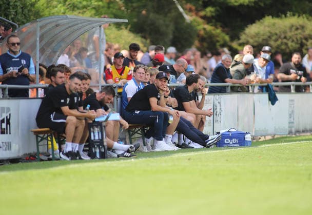 Fussball, Herren, Saison 2026 2027, TSV Aindling - TSV 1860 München, Testspiel, Vorbereitung Florian Niederlechner (TSV 1860 München) auf der Auswechselbank sitzend *** Soccer, Men s, 2026–2027 Season, TSV Aindling vs. TSV 1860 Munich, Friendly Match, Preseason; Florian Niederlechner of TSV 1860 Munich sitting on the bench