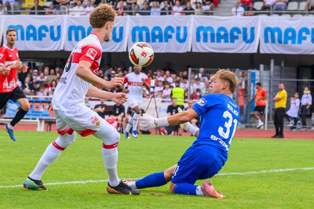 im Bild v.l.: Lazar Jovanovic ( 45, VFB Stuttgart), Ivo Colic ( 31, TSG Balingen), Zweikampf, Action, Kampf, kaempft um den Ball, Tor, GER, Balingen Fussball, Testspiel, TSG Balingen vs VfB Stuttgart 19.07.2026, DFB DFL REGULATIONS PROHIBIT ANY USE OF PHOTOGRAPHS AS IMAGE SEQUENCES AND OR QUASI-VIDEO, *** Pictured, from left: Lazar Jovanovic, 45, VFB Stuttgart, Ivo Colic, 31, TSG Balingen, tackle, action, battle, fighting for the ball, goal, GER, Balingen soccer, friendly match, TSG Balingen vs. VfB Stuttgart, July 19, 2026, DFB and DFL regulations prohibit any use of photographs as image sequences and or quasi-video, Copyright: HMBxMedia UwexKoch