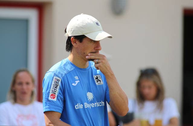 Fussball, Herren, Saison 2026 2027, TSV Aindling - TSV 1860 München, Testspiel, Vorbereitung Tunay Deniz (TSV 1860 München) schaut sich das Spiel an *** Soccer, Men s, 2026–2027 Season, TSV Aindling vs. TSV 1860 Munich, Friendly Match, Preseason; Tunay Deniz of TSV 1860 Munich is watching the game