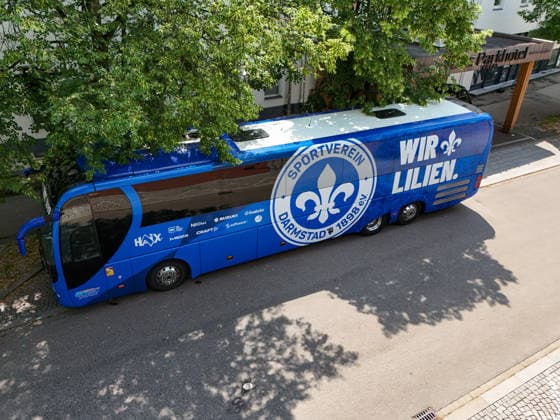 19.07.2026, Bad Wörishofen, Deutschland. 2. Bundesliga: Ankunft des SV Darmstadt 98 in Bad Wörishofen. Sommertrainingslager. Vorbereitung auf die Saison 2026 2027. Drohnenaufnahme vom Bus. *** July 19, 2026, Bad Wörishofen, Germany; 2. Bundesliga; SV Darmstadt 98 arrives in Bad Wörishofen for summer training camp in preparation for the 2026–2027 season; drone shot of the bus