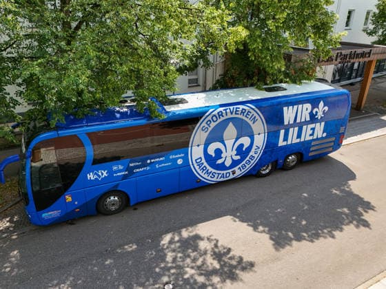 19.07.2026, Bad Wörishofen, Deutschland. 2. Bundesliga: Ankunft des SV Darmstadt 98 in Bad Wörishofen. Sommertrainingslager. Vorbereitung auf die Saison 2026 2027. Drohnenaufnahme vom Bus. *** July 19, 2026, Bad Wörishofen, Germany, 2. Bundesliga: SV Darmstadt 98 arrives in Bad Wörishofen for summer training camp in preparation for the 2026–2027 season. Drone shot of the bus