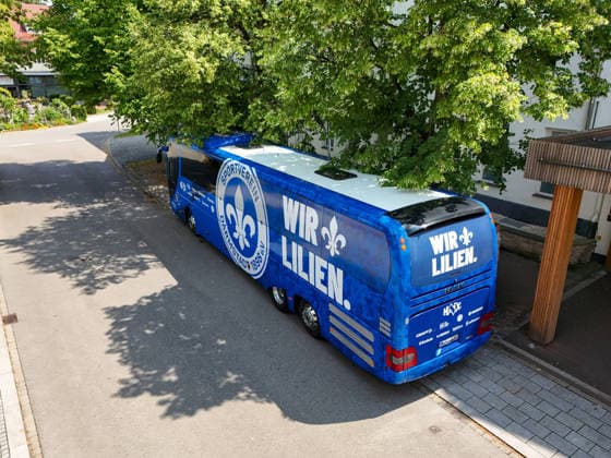 19.07.2026, Bad Wörishofen, Deutschland. 2. Bundesliga: Ankunft des SV Darmstadt 98 in Bad Wörishofen. Sommertrainingslager. Vorbereitung auf die Saison 2026 2027. Drohnenaufnahme vom Bus. *** July 19, 2026, Bad Wörishofen, Germany, 2. Bundesliga: SV Darmstadt 98 arrives in Bad Wörishofen for summer training camp in preparation for the 2026–2027 season. Drone shot of the bus
