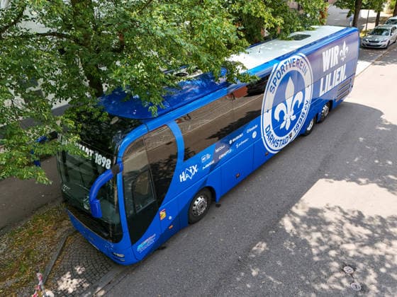 19.07.2026, Bad Wörishofen, Deutschland. 2. Bundesliga: Ankunft des SV Darmstadt 98 in Bad Wörishofen. Sommertrainingslager. Vorbereitung auf die Saison 2026 2027. Drohnenaufnahme vom Bus. *** July 19, 2026, Bad Wörishofen, Germany, 2. Bundesliga: SV Darmstadt 98 arrives in Bad Wörishofen for summer training camp in preparation for the 2026–2027 season. Drone shot of the bus