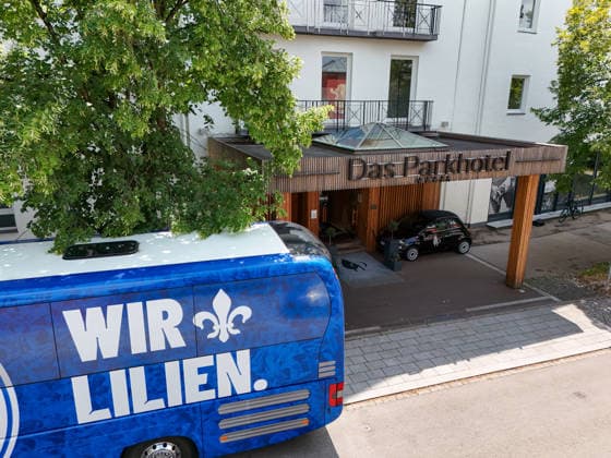 19.07.2026, Bad Wörishofen, Deutschland. 2. Bundesliga: Ankunft des SV Darmstadt 98 in Bad Wörishofen. Sommertrainingslager. Vorbereitung auf die Saison 2026 2027. Drohnenaufnahme vom Bus. *** July 19, 2026, Bad Wörishofen, Germany, 2. Bundesliga: SV Darmstadt 98 arrives in Bad Wörishofen for summer training camp in preparation for the 2026–2027 season. Drone shot of the bus