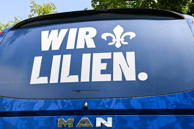 19.07.2026, Bad Wörishofen, Deutschland. 2. Bundesliga: Ankunft des SV Darmstadt 98 in Bad Wörishofen. Sommertrainingslager. Vorbereitung auf die Saison 2026 2027. Mannschaftsbus Wir Lilien. *** July 19, 2026, Bad Wörishofen, Germany, 2. Bundesliga: SV Darmstadt 98 arrives in Bad Wörishofen for summer training camp in preparation for the 2026–2027 season. Team bus. We, the Lilies