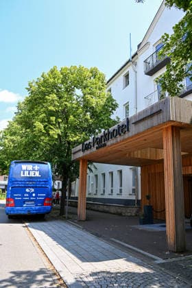 19.07.2026, Bad Wörishofen, Deutschland. 2. Bundesliga: Ankunft des SV Darmstadt 98 in Bad Wörishofen. Sommertrainingslager. Vorbereitung auf die Saison 2026 2027. Übersicht Bus und Parkhotel *** July 19, 2026, Bad Wörishofen, Germany 2. Bundesliga: SV Darmstadt 98 arrives in Bad Wörishofen for summer training camp in preparation for the 2026–2027 season. Overview: Bus and Parkhotel