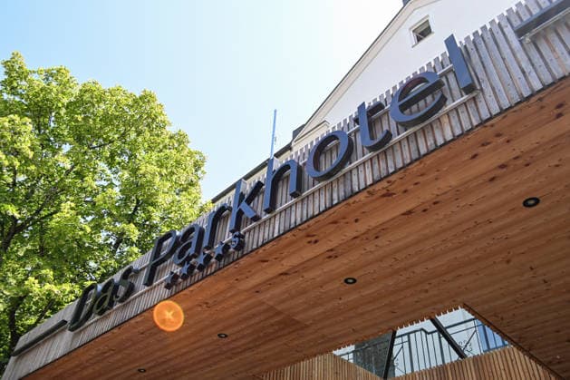 19.07.2026, Bad Wörishofen, Deutschland. 2. Bundesliga: Ankunft des SV Darmstadt 98 in Bad Wörishofen. Sommertrainingslager. Vorbereitung auf die Saison 2026 2027. Parkhoteleingang *** July 19, 2026, Bad Wörishofen, Germany 2. Bundesliga SV Darmstadt 98 arrives in Bad Wörishofen Summer training camp in preparation for the 2026–2027 season Park Hotel entrance