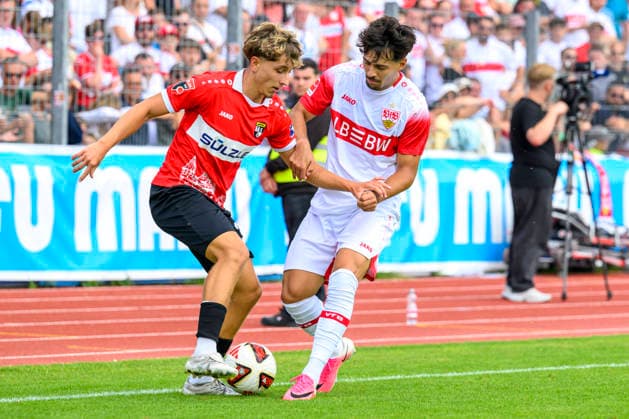 im Bild v.l.: Henrik Niggel ( 34, TSG Balingen), Ertugrul Yigit ( 39, VFB Stuttgart), Zweikampf, Action, Kampf, kaempft um den Ball, GER, Balingen Fussball, Testspiel, TSG Balingen vs VfB Stuttgart 19.07.2026, DFB DFL REGULATIONS PROHIBIT ANY USE OF PHOTOGRAPHS AS IMAGE SEQUENCES AND OR QUASI-VIDEO, *** In the photo, from left: Henrik Niggel, 34, TSG Balingen; Ertugrul Yigit, 39, VFB Stuttgart; tackle, action, battle, fighting for the ball, GER, Balingen Soccer, Friendly Match, TSG Balingen vs. VfB Stuttgart, July 19, 2026, DFB and DFL regulations prohibit any use of photographs as image sequences and or quasi-video, Copyright: HMBxMedia UwexKoch