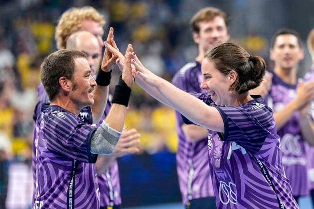 v.li.: Florian Hersperger (Team Apfel, 51) vund Julia Matz (Team Apfel, 74) klatschen sich ab, Das zweite Drittel findet unter dem Motto Gemeinsam Stark und Zusammen Inklusiv statt, mit Special Olympics Athleten, Menschen mit geistiger Behinderung, Inklusion im Special Olympics Baden-Württemberg (SOBW), Aktion, Action, Spielszene, 19.07.2026, Mannheim (Deutschland), Handball, The Final Roar, Team Johnny - Team Apfel *** Florian Hersperger (51) of Team Apfel and Julia Matz (74) of Team Apfel high-five each other, The second period takes place under the motto Strong Together and Inclusive Together, featuring Special Olympics athletes, people with intellectual disabilities, inclusion in sports, Special Olympics Baden-Württemberg (SOBW), action, gameplay, July 19, 2026, Mannheim, Germany, handball, The Final Roar, Team Johnny vs. Team Apfel xozx
