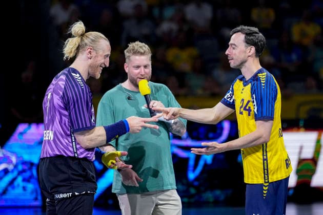 v.li.: Mikael Appelgren (Torwart, Team Apfel, 1) gegen Patrick Groetzki (Team Johnny, 24) beim Schnick Schnack Schnuck um die Seitenwahl, Aktion, Action, Spielszene moderiert von von Kevin Gerwin (Mitte), 19.07.2026, Mannheim (Deutschland), Handball, The Final Roar, Team Johnny - Team Apfel *** From left: Mikael Appelgren, goalkeeper, Team Apfel, 1, vs. Patrick Groetzki, Team Johnny, 24, during the Rock, Paper, Scissors game to decide which side to play on; action, game scene hosted by Kevin Gerwin (center), July 19, 2026, Mannheim, Germany, handball, The Final Roar, Team Johnny vs. Team Apfel xozx