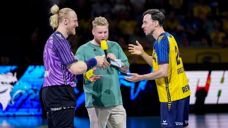 v.li.: Mikael Appelgren (Torwart, Team Apfel, 1) gegen Patrick Groetzki (Team Johnny, 24) beim Schnick Schnack Schnuck um die Seitenwahl, Aktion, Action, Spielszene, Freude, freuen, freut sich, freundlich, fröhlich, glücklich, strahlend, optimistisch, Morderiert von Kevin Gerwin (Mitte), 19.07.2026, Mannheim (Deutschland), Handball, The Final Roar, Team Johnny - Team Apfel *** From left: Mikael Appelgren, goalkeeper, Team Apfel, 1, vs. Patrick Groetzki, Team Johnny, 24, during a game of Rock, Paper, Scissors to decide which side to play on; action, Action, Game Scene, Joy, Rejoicing, Delighted, Friendly, Cheerful, Happy, Beaming, Optimistic, Moderated by Kevin Gerwin Mitte, July 19, 2026, Mannheim, Germany, Handball, The Final Roar, Team Johnny vs. Team Apfel xozx