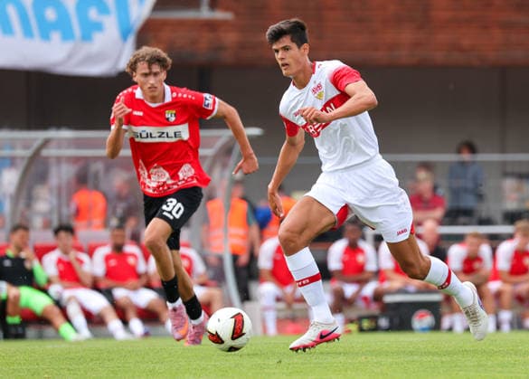 19.07.2026, Deutschland, Balingen, Fußball Bundesliga, Saison 2026 2027, Testspiel, TSG Balingen vs. VfB Stuttgart, v.l. Henoch Grauer (TSG), Chema (VfB) *** July 19, 2026, Germany, Balingen, Bundesliga, 2026–2027 season, Friendly match, TSG Balingen vs. VfB Stuttgart, from left: Henoch Grauer (TSG), Chema (VfB)