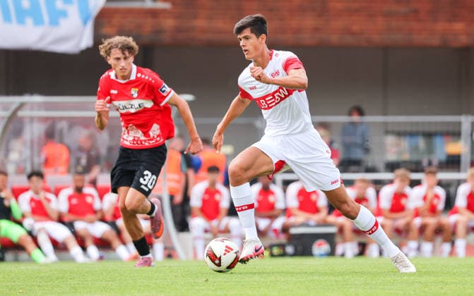19.07.2026, Deutschland, Balingen, Fußball Bundesliga, Saison 2026 2027, Testspiel, TSG Balingen vs. VfB Stuttgart, v.l. Henoch Grauer (TSG), Chema (VfB) *** July 19, 2026, Germany, Balingen, Bundesliga, 2026–2027 season, Friendly match, TSG Balingen vs. VfB Stuttgart, from left: Henoch Grauer (TSG), Chema (VfB)