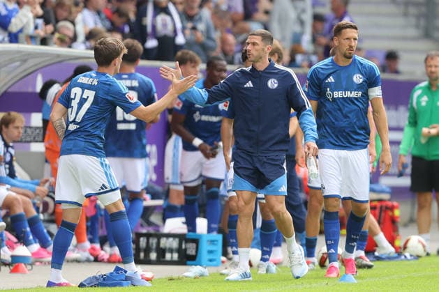19.07.2026, xtgx, Fussball - Testspiel Erzgebirge Aue - FC Schalke 04 v.l. Robin Gosens (Schalke, 8) (DFL DFB REGULATIONS PROHIBIT ANY USE OF PHOTOGRAPHS as IMAGE SEQUENCES and or QUASI-VIDEO) Aue *** July 19, 2026, xtgx, Soccer Friendly Match Erzgebirge Aue vs. FC Schalke 04 featuring Robin Gosens (Schalke), 8 DFL DFB REGULATIONS PROHIBIT ANY USE OF PHOTOGRAPHS as IMAGE SEQUENCES and or QUASI-VIDEO Aue