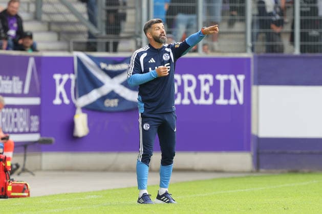 19.07.2026, xtgx, Fussball - Testspiel Erzgebirge Aue - FC Schalke 04 v.l. Miron Muslic (Schalke, Trainer) gibt Anweisungen, gestikuliert mit den Armen, gesticulate, gives instructions (DFL DFB REGULATIONS PROHIBIT ANY USE OF PHOTOGRAPHS as IMAGE SEQUENCES and or QUASI-VIDEO) Aue *** July 19, 2026, xtgx, Soccer Friendly: Erzgebirge Aue vs. FC Schalke 04, featuring Miron Muslic (Schalke), Coach gives instructions, gesticulates with his arms, gesticulate, gives instructions DFL DFB REGULATIONS PROHIBIT ANY USE OF PHOTOGRAPHS as IMAGE SEQUENCES and or QUASI-VIDEO Aue