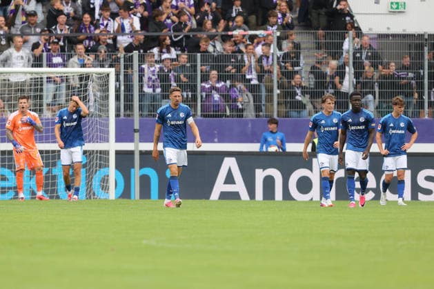 19.07.2026, xtgx, Fussball - Testspiel Erzgebirge Aue - FC Schalke 04 v.l. Schalke enttaeuscht, schaut enttaeuscht, niedergeschlagen, disappointed (DFL DFB REGULATIONS PROHIBIT ANY USE OF PHOTOGRAPHS as IMAGE SEQUENCES and or QUASI-VIDEO) Aue *** July 19, 2026, xtgx, Soccer Friendly: Erzgebirge Aue vs. FC Schalke 04; Schalke disappoints, looks disappointed, dejected, disappointed DFL DFB REGULATIONS PROHIBIT ANY USE OF PHOTOGRAPHS as IMAGE SEQUENCES and or QUASI-VIDEO Aue