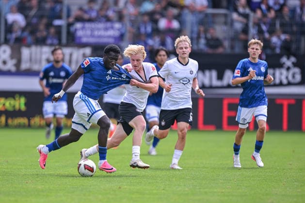 19.07.2026, Fussball, , Saison 2025 2026, Testspiel, FC Erzgebirge Aue - FC Schalke 04, Zaid Tchibara (FC Schalke 04), Hugo Eddi Kaps (FC Erzgebirge Aue) xRHR-FOTO YYx *** July 19, 2026, Soccer, , 2025–2026 season, Friendly match, FC Erzgebirge Aue vs. FC Schalke 04, Zaid Tchibara (FC Schalke 04), Hugo Eddi Kaps (FC Erzgebirge Aue) xRHR PHOTO YYx Copyright: KROEGER RHR-FOTOx RHR-FOTO YY