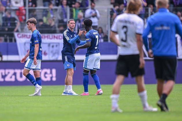 19.07.2026, Fussball, , Saison 2025 2026, Testspiel, FC Erzgebirge Aue - FC Schalke 04, Dylan Leonard (FC Schalke 04), Robin Gosens (FC Schalke 04), Christian Gomis (FC Schalke 04) xRHR-FOTO YYx *** July 19, 2026, Soccer, , 2025–2026 season, Friendly match, FC Erzgebirge Aue vs. FC Schalke 04, Dylan Leonard (FC Schalke 04), Robin Gosens (FC Schalke 04), Christian Gomis (FC Schalke 04) xRHR PHOTO YYx Copyright: KROEGER RHR-FOTOx RHR-FOTO YY