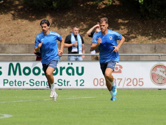 Fussball, Herren, Saison 2026 2027, TSV Aindling - TSV 1860 München, Testspiel, Vorbereitung Tunay Deniz (TSV 1860 München) (li.) mit Florian Niederlechneri (TSV 1860 München) (re.) beim Aufwärmen *** Soccer, Men s, 2026–2027 Season, TSV Aindling vs. TSV 1860 Munich, Friendly Match, Preseason: Tunay Deniz (TSV 1860 Munich, left) and Florian Niederlechner (TSV 1860 Munich, right) warming up