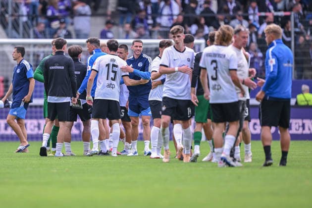 19.07.2026, Fussball, , Saison 2025 2026, Testspiel, FC Erzgebirge Aue - FC Schalke 04, Robin Gosens (FC Schalke 04) klatscht mit den Spielern ab, xRHR-FOTO YYx *** July 19, 2026, Soccer, , 2025–2026 Season, Friendly Match, FC Erzgebirge Aue vs. FC Schalke 04, Robin Gosens of FC Schalke 04 high-fives the players, xRHR PHOTO YYx Copyright: KROEGER RHR-FOTOx RHR-FOTO YY