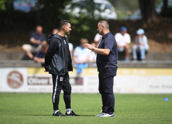 Fussball, Herren, Saison 2026 2027, TSV Aindling - TSV 1860 München, Testspiel, Vorbereitung Alper Kayabunar, Trainer (TSV 1860 München) (li.) mit Manfred Paula, Geschäftsführer (TSV 1860 München) (re.) im Gespärch auf dem Spielfeld *** Soccer, Men s, 2026–2027 Season, TSV Aindling vs. TSV 1860 Munich, Friendly Match, Preseason: Alper Kayabunar, Head Coach of TSV 1860 Munich (left), and Manfred Paula, Managing Director of TSV 1860 Munich (right), in conversation on the field