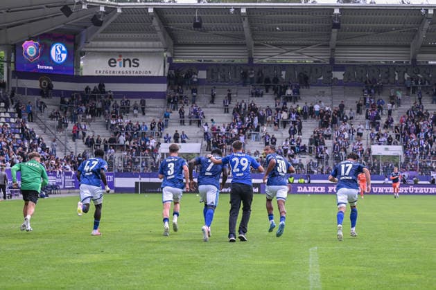 19.07.2026, Fussball, , Saison 2025 2026, Testspiel, FC Erzgebirge Aue - FC Schalke 04, Ein Flitzer läuft aufs Spielfeld und versucht mit zu Sprinten, xRHR-FOTO YYx *** July 19, 2026, Soccer, , 2025–2026 Season, Friendly Match, FC Erzgebirge Aue vs. FC Schalke 04, A streaker runs onto the field and tries to sprint with the players, xRHR PHOTO YYx Copyright: KROEGER RHR-FOTOx RHR-FOTO YY