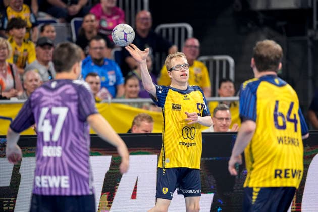 v.li.: Felix Boos (Team Apfel, 47), Johannes Hämmerle (Team Johnny, 53), Pascal Werner (Team Johnny, 64), Das zweite Drittel findet unter dem Motto Gemeinsam Stark und Zusammen Inklusiv statt, mit Special Olympics Athleten, Menschen mit geistiger Behinderung, Inklusion im Special Olympics Baden-Württemberg (SOBW), Aktion, Action, Spielszene, 19.07.2026, Mannheim (Deutschland), Handball, The Final Roar, Team Johnny - Team Apfel *** From left: Felix Boos (Team Apfel), 47; Johannes Hämmerle (Team Johnny), 53; Pascal Werner (Team Johnny), 64; The second period is taking place under the motto Strong Together and Inclusive Together, featuring Special Olympics athletes, people with intellectual disabilities, inclusion in sports, Special Olympics Baden-Württemberg (SOBW), action, gameplay, July 19, 2026, Mannheim, Germany, handball, The Final Roar, Team Johnny, Team Apfel xozx