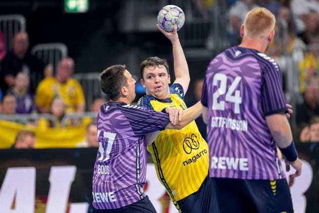 v.li.: Felix Boos (Team Apfel, 47), Pascal Werner (Team Johnny, 64), Jim Gottfridsson (Team Apfel, 24), Das zweite Drittel findet unter dem Motto Gemeinsam Stark und Zusammen Inklusiv statt, mit Special Olympics Athleten, Menschen mit geistiger Behinderung, Inklusion im Special Olympics Baden-Württemberg (SOBW), Zweikampf, Spielszene, Duell, duel, tackle, tackling, Dynamik, Action, Aktion, 19.07.2026, Mannheim (Deutschland), Handball, The Final Roar, Team Johnny - Team Apfel *** From left: Felix Boos (Team Apfel), 47; Pascal Werner (Team Johnny), 64; Jim Gottfridsson (Team Apfel), 24. The second period will be held under the theme Strong Together and Inclusive Together, featuring Special Olympics athletes, people with intellectual disabilities, and inclusion in sports, Special Olympics Baden-Württemberg (SOBW), one-on-one, game action, duel, tackle, tackling, dynamic, action, July 19, 2026, Mannheim, Germany, handball, The Final Roar, Team Johnny vs. Team Apfel xozx